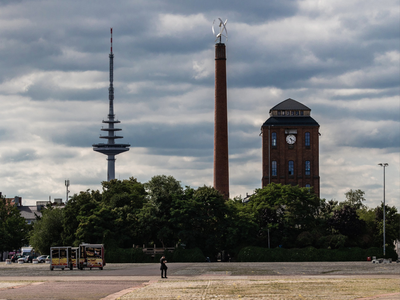 Ein Foto vom Schlachthof in Findorff mit dem Waller Fernsehturm im Hintergrund.