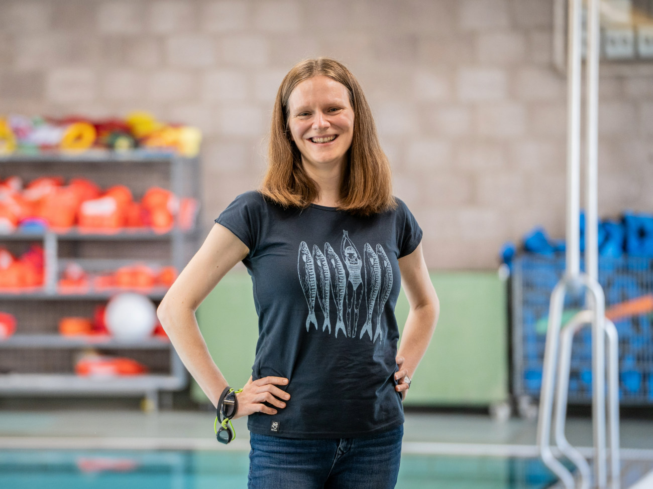 Iria Sorge-Röder stands in front of a swimming pool.