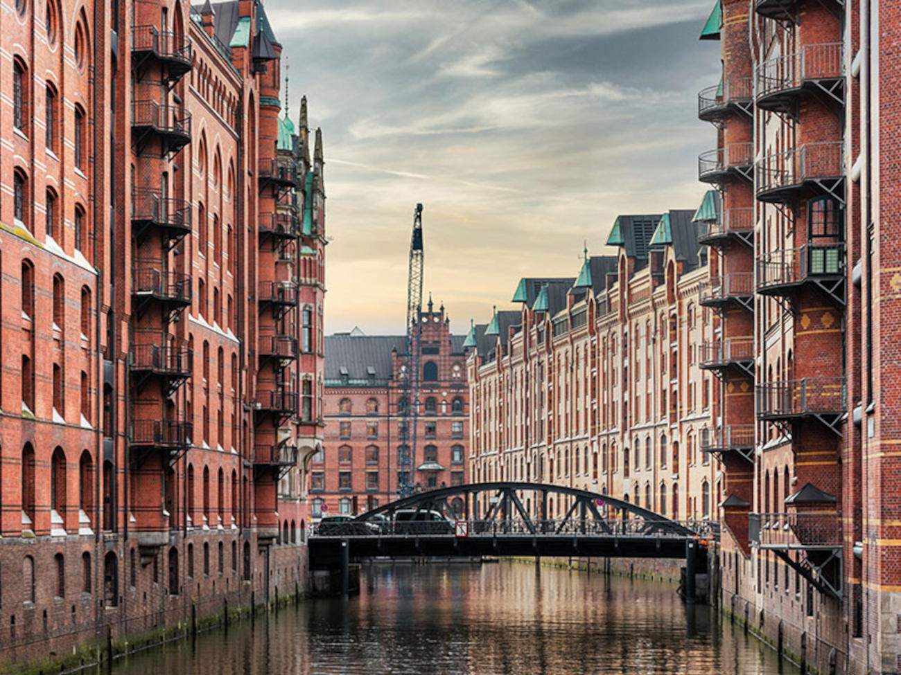 Ein Panoramablick auf den Kanal und die Gebäude in der Hamburger Speicherstadt