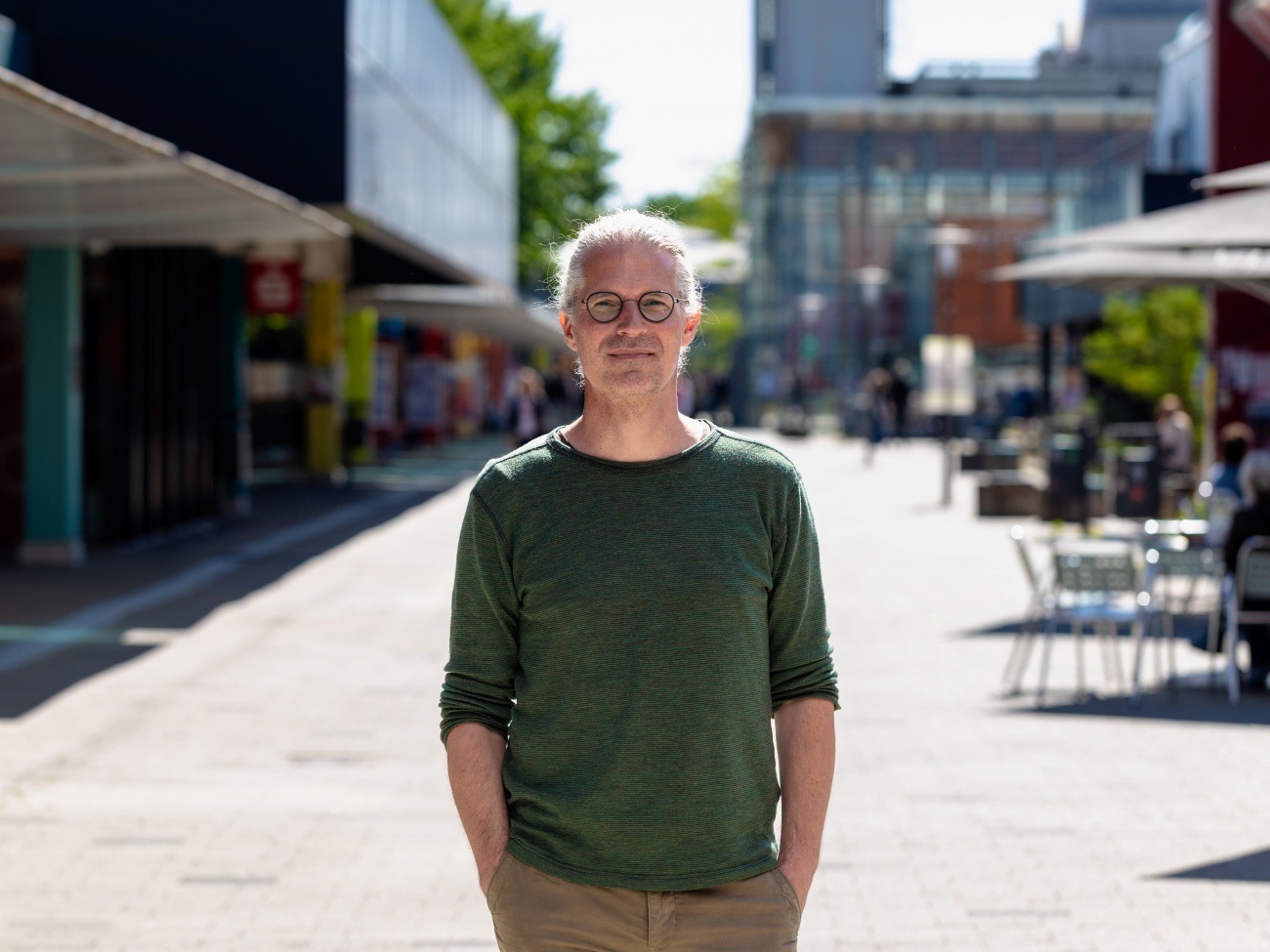 Professor Marko Rolfs standing in the University of Bremen‘s Boulevard