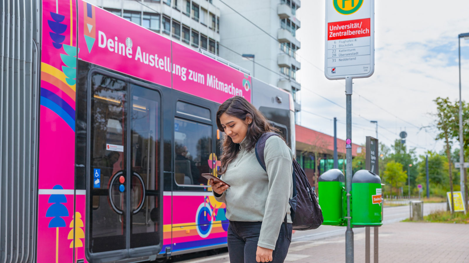 Studentin steht vor der Straßenbahn