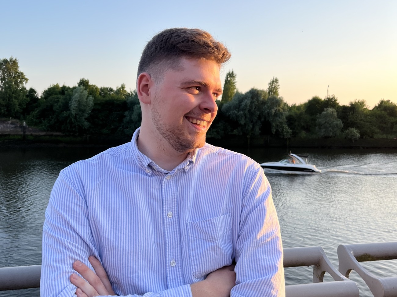 Student Marius is leaning against a fence in Bremen’s Überseestadt district.