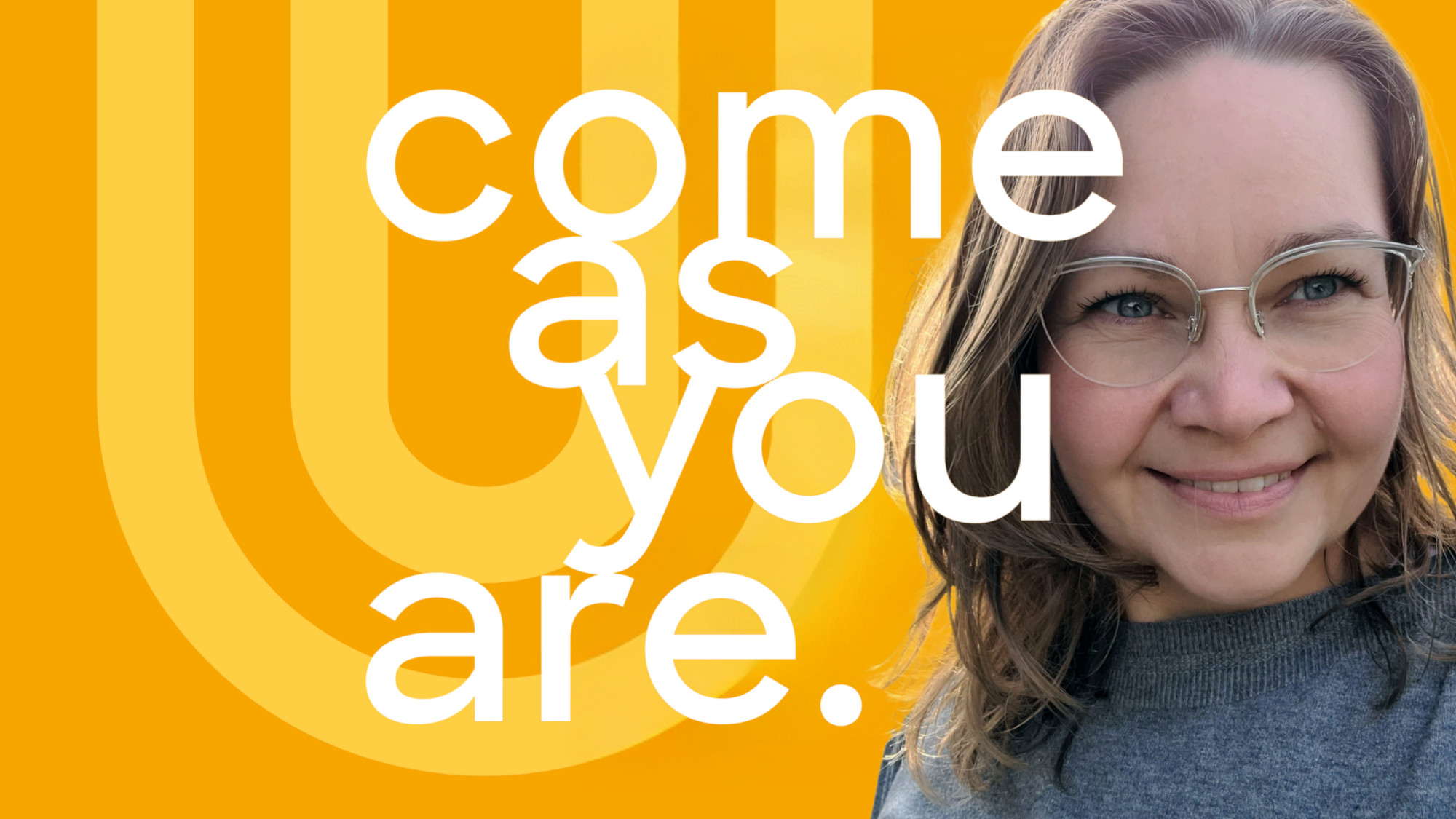 A collage on which a yellow logo of the University of Bremen forms the background, on which Sabine Plundrich and the words “Come as you are” can be seen.