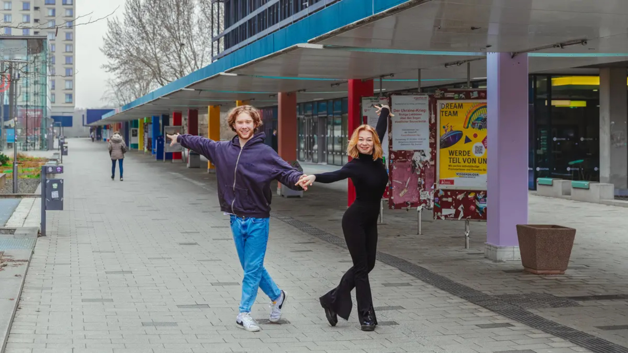 Tabea and Jakob can be seen on the boulevard in a dance pose.