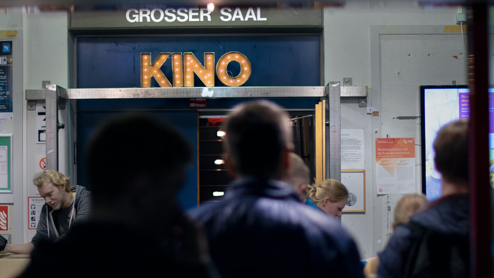 Menschen vor dem Eingang des Großen Hörsaals, in dem das CampusKino stattfindet.