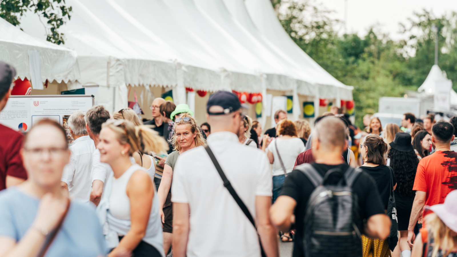 Viele Besucher des OPEN CAMPUS zwischen den Pagoden