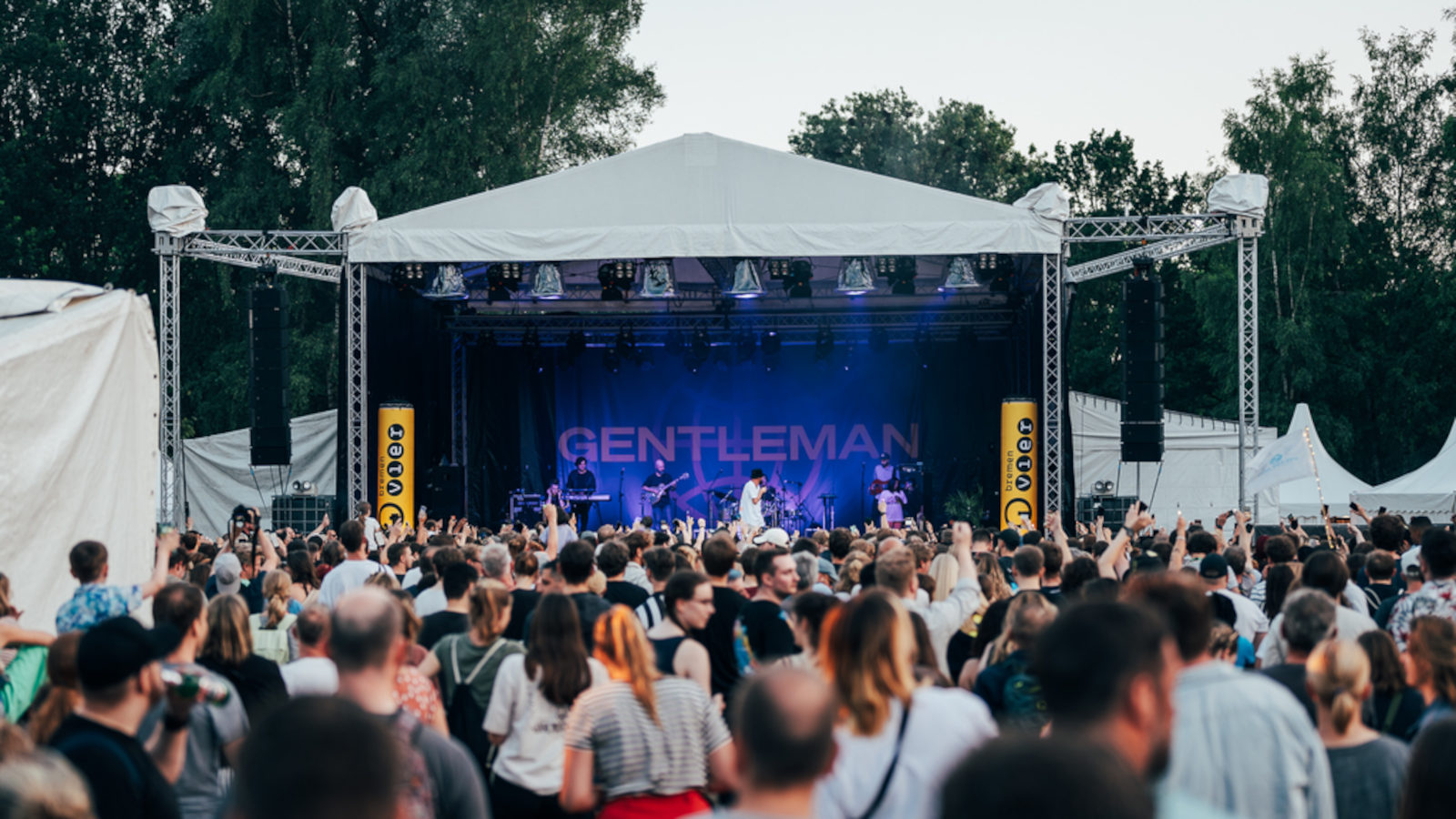 Gentleman auf der Bühne vor seinem Publikum