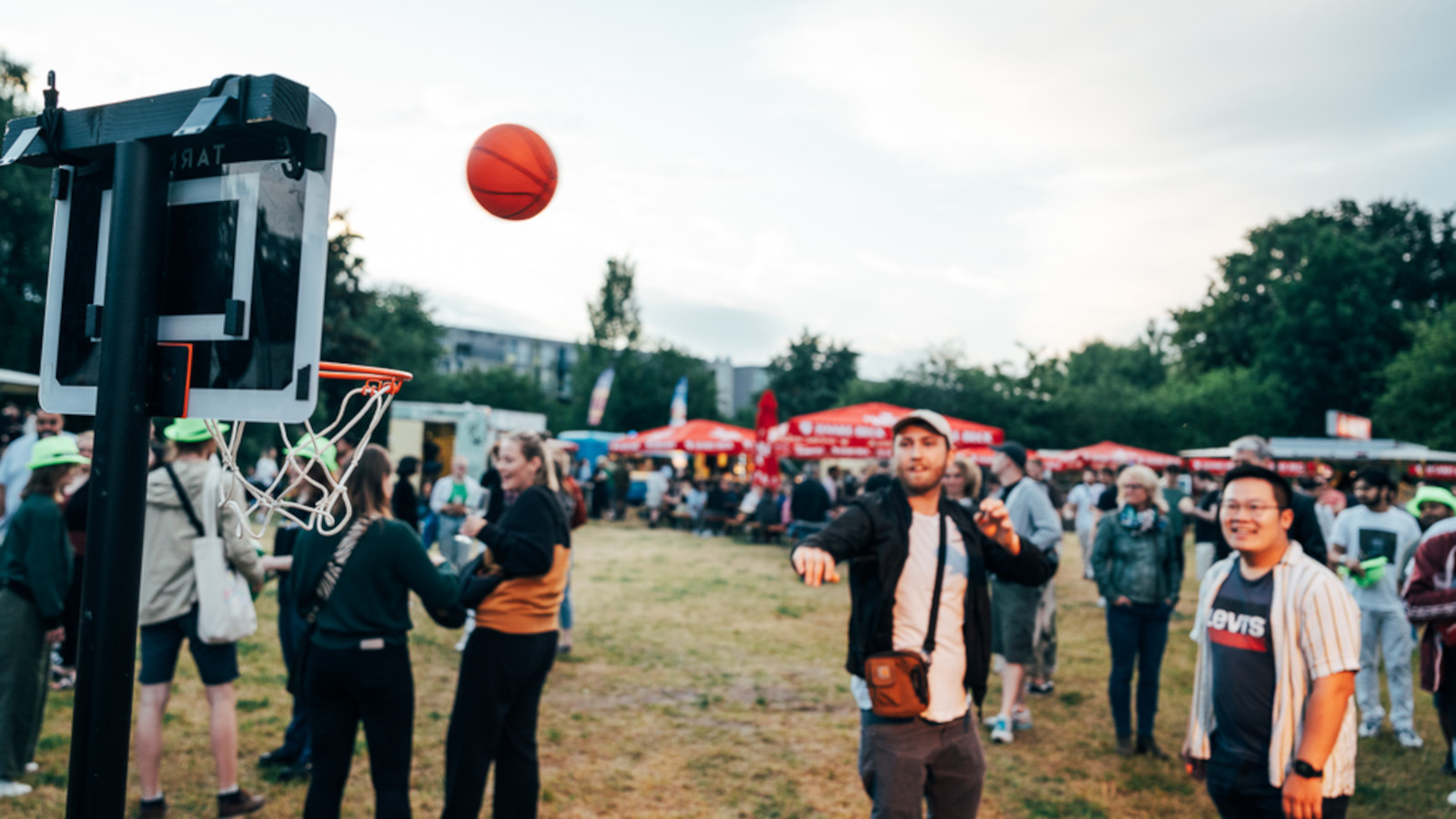 Personen spielen Basketball bei Bremen NEXT