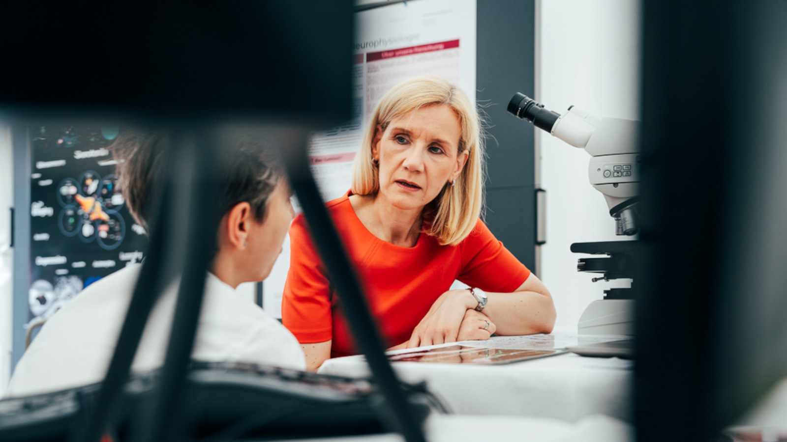 Prof. Dr. Jutta Günther in conversation in the neuroscience and neurotechnology tent