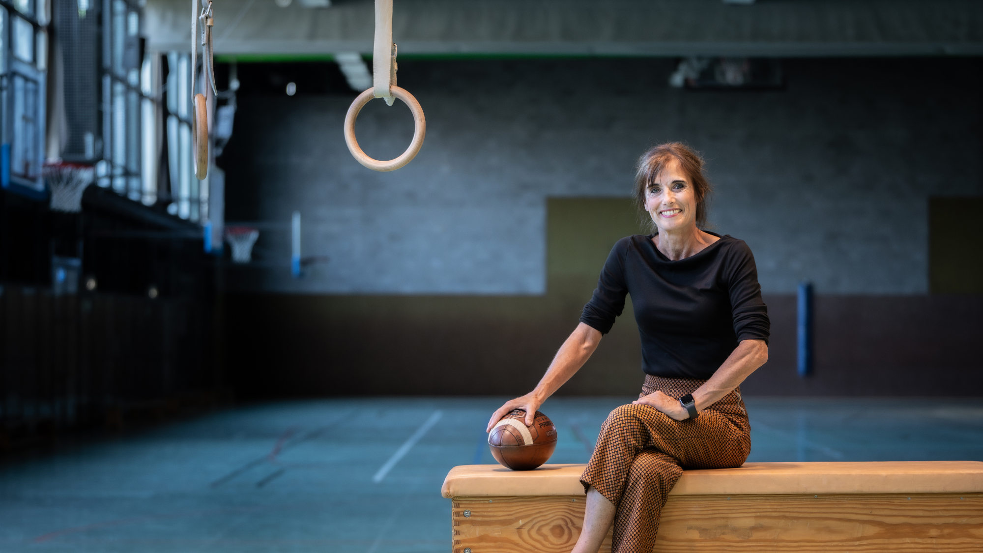 Ina Hunger sitzt in einer Turnhalle