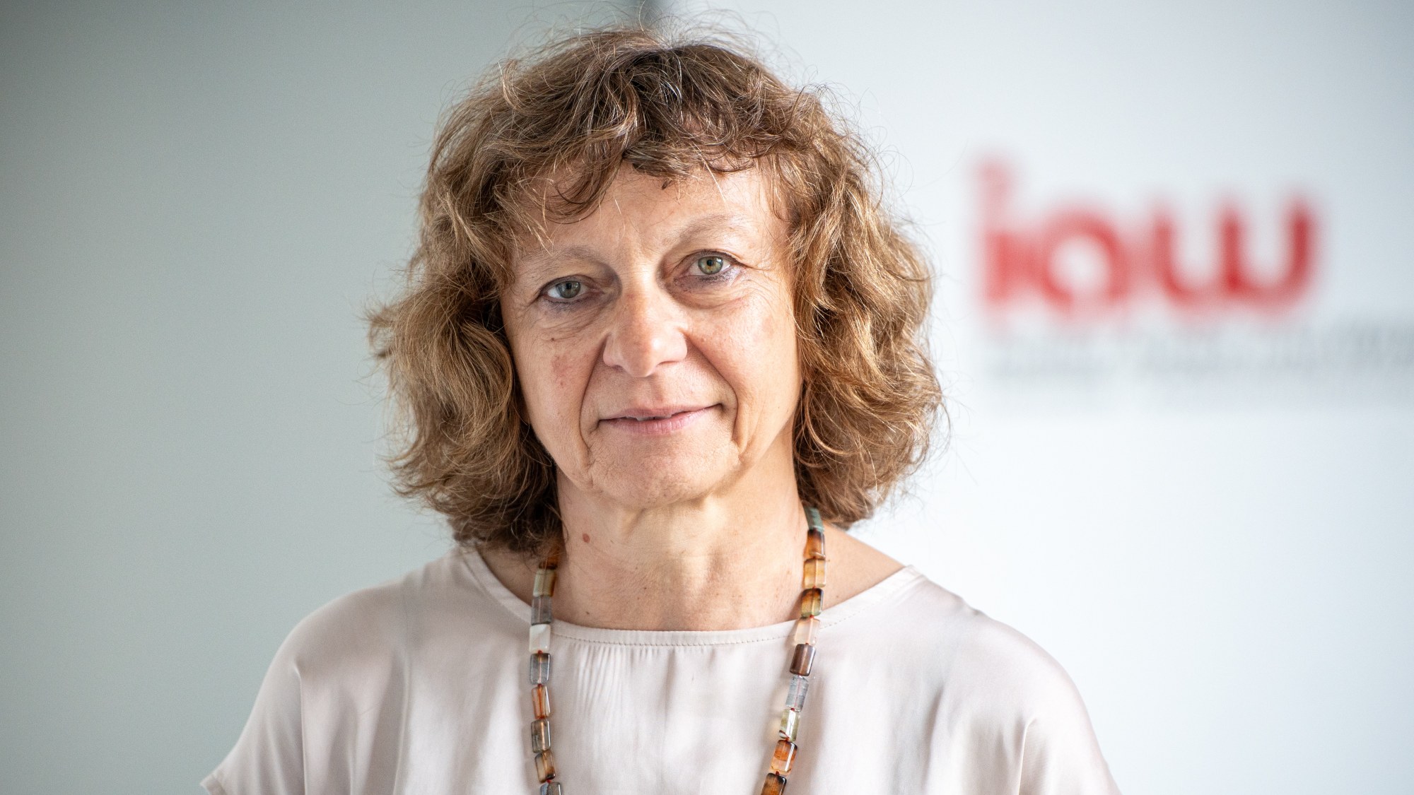 Eine Frau blickt in die Kamera.