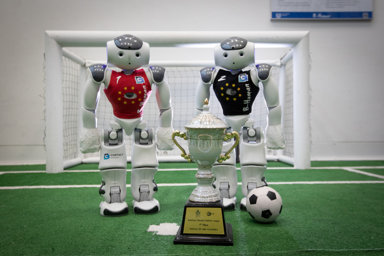 B-Human Roboter mit Pokal