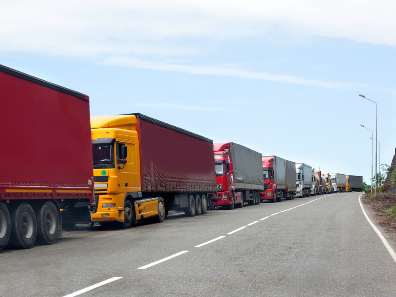 Lastkraftwagen stehen im Stau