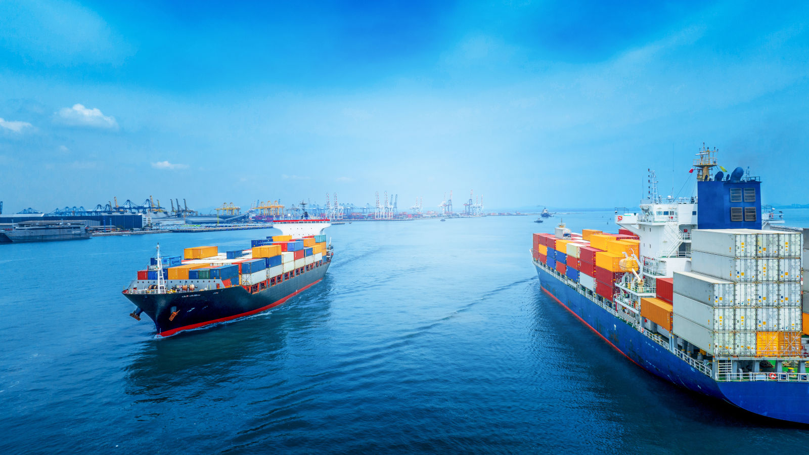 Containerschiffe steuern einen Hafen an