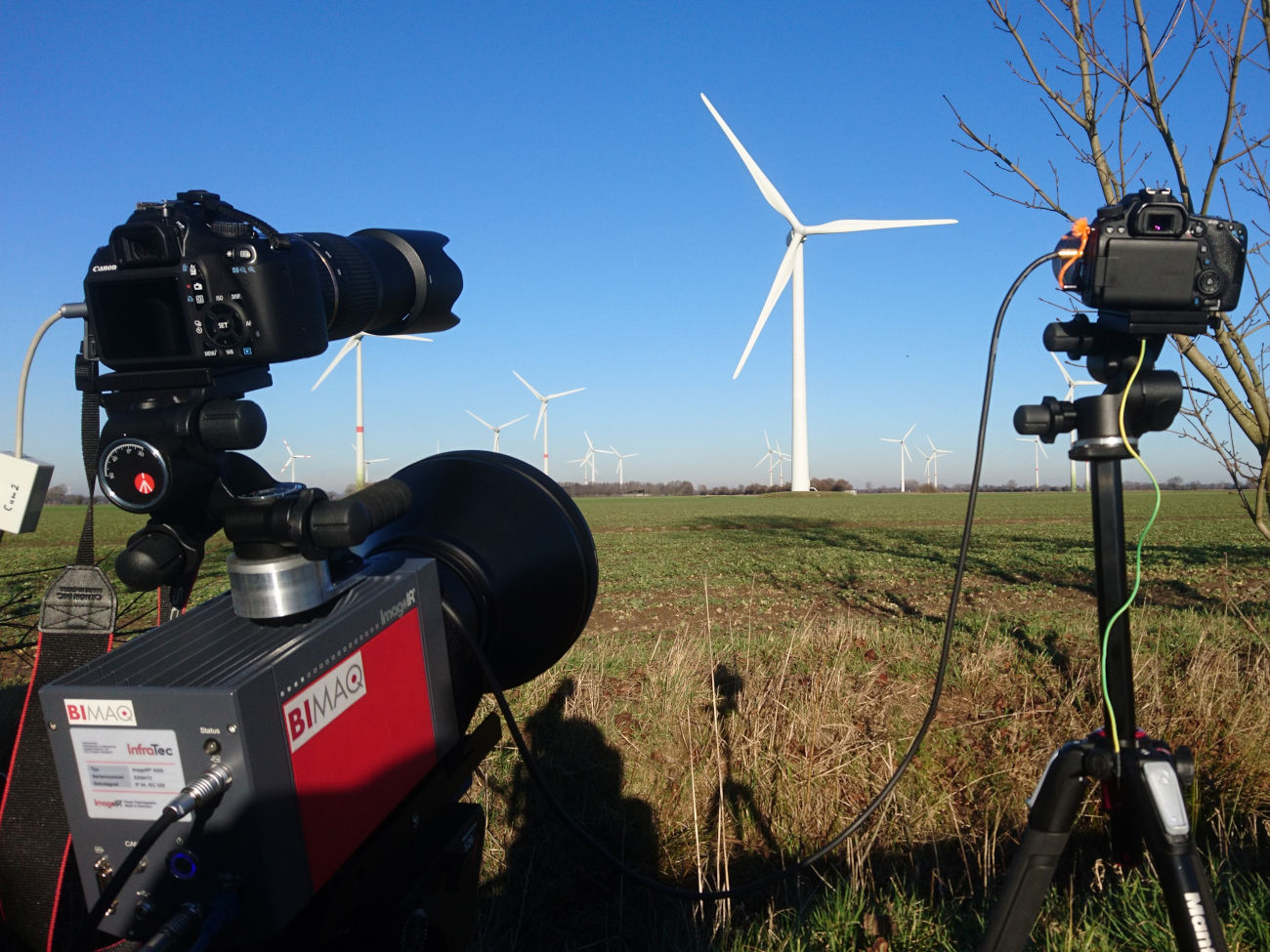 Spezielle Kameras sind auf ein Windrad gerichtet