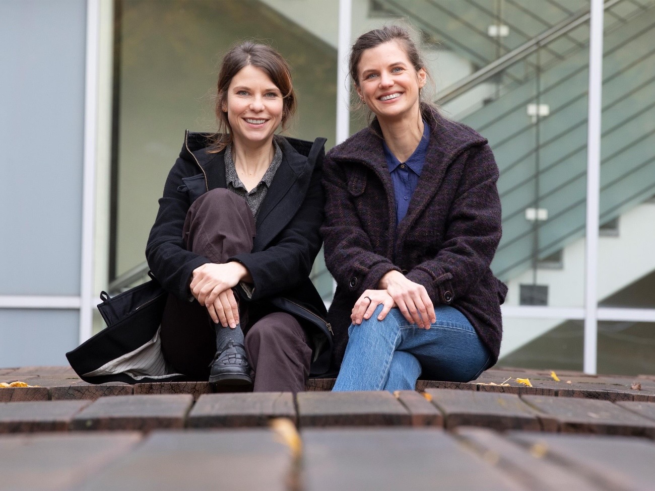 A picture of Dr. Tanja Hörner and Dr. Lena Steinmann sitting next to each other and smiling at the camera. 