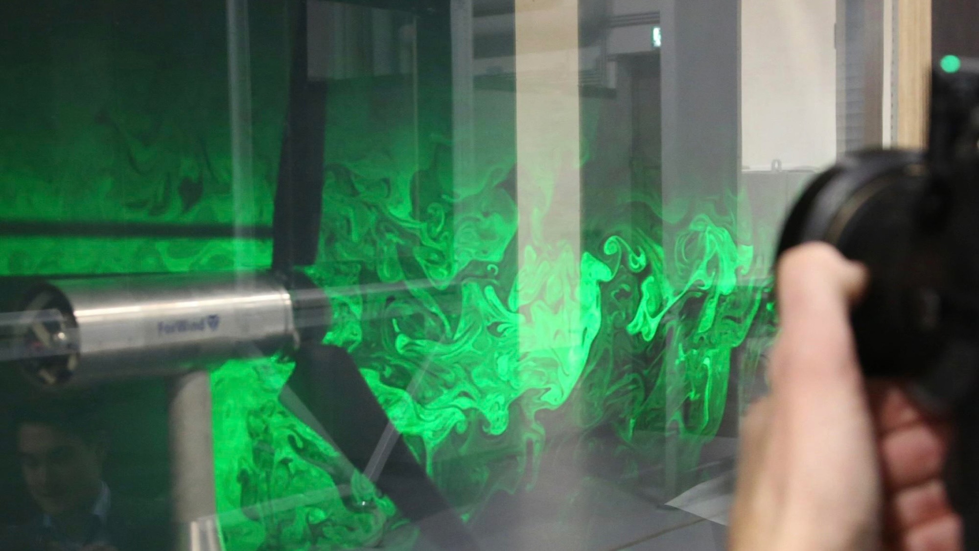 The picture shows a wind tunnel in which air currents can be seen.