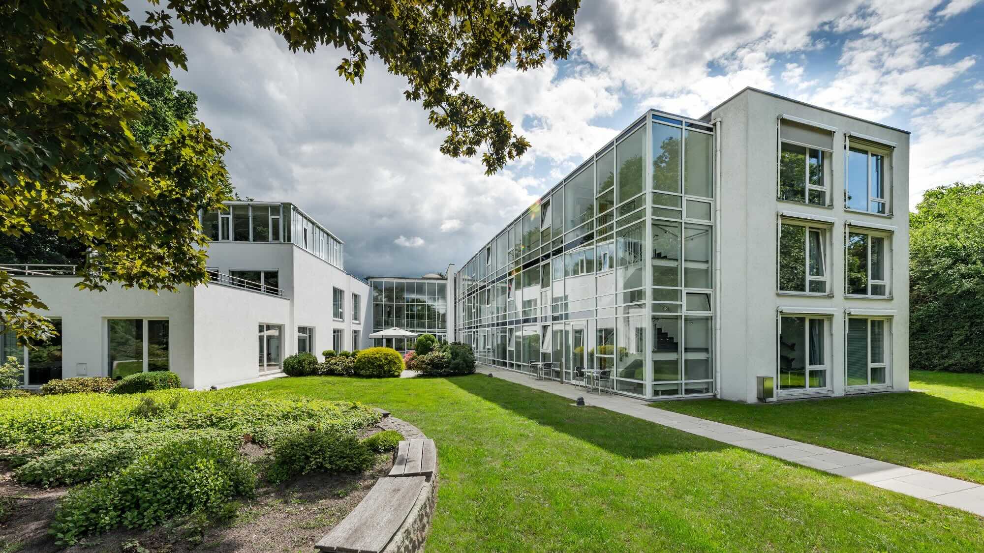 Ein Foto vom Gebäude des Hanse-Wissenschaftskolleg in Delmenhorst auf einer weiten grünen Fläche.