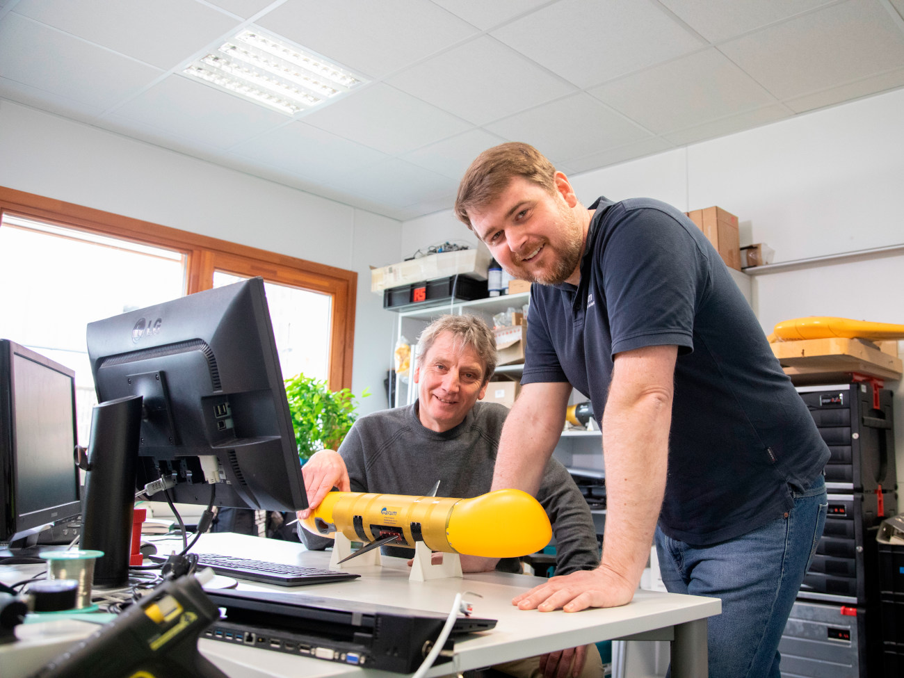 Prof. Dr. Ralf Bachmeyer und Dipl.-Ing. Sebastian Meckel mit dem Miniroboter