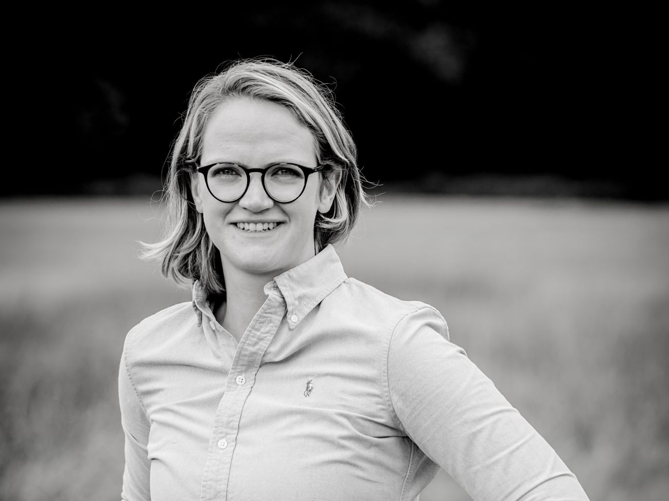 Eine Frau lächelt in die Kamera