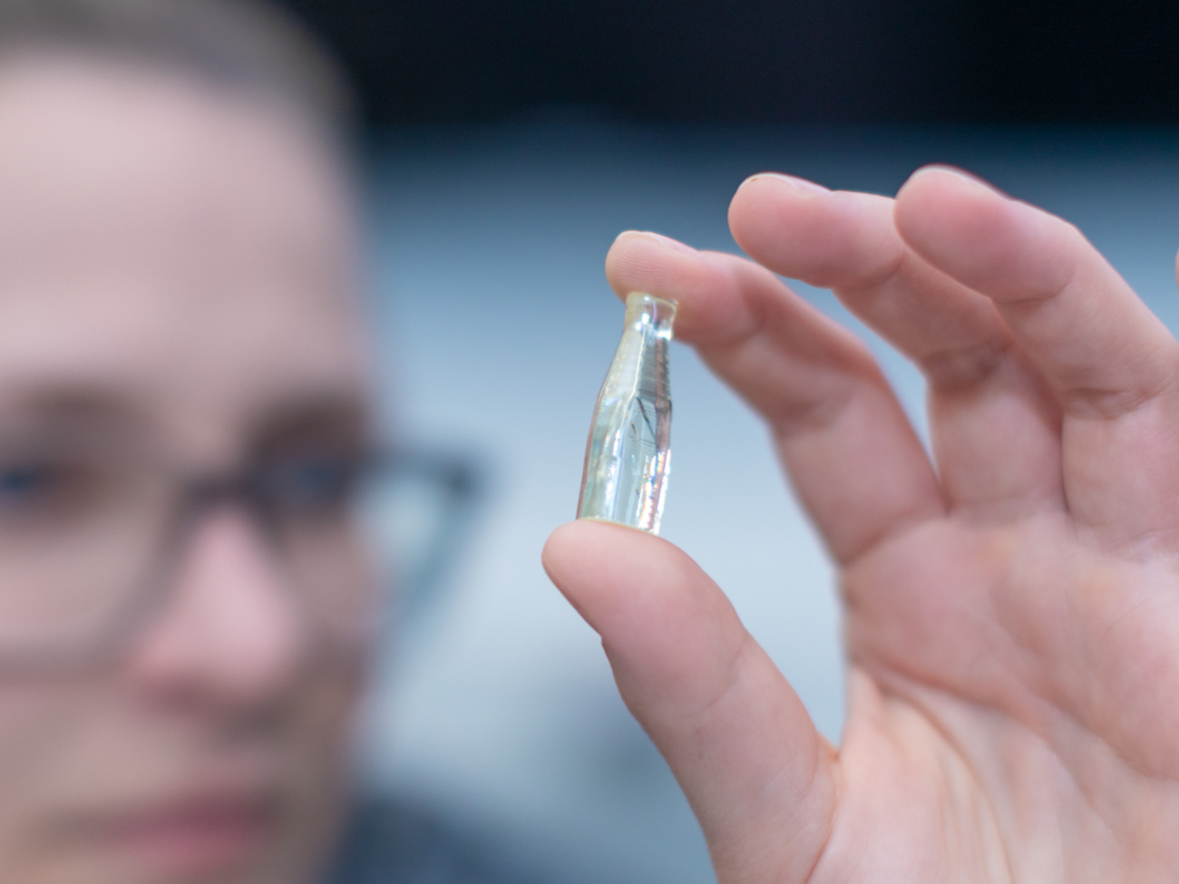 Eine hauchdünne Glasspitze für die Forschung an einem Kristall