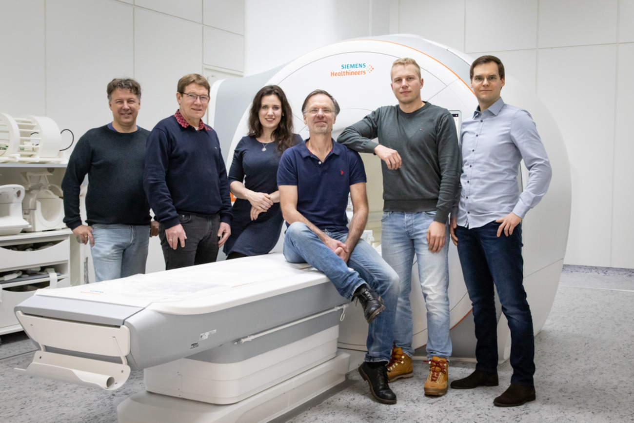 Group photo of researchers in the AI-assisted intelligent magnetic resonance imaging project.