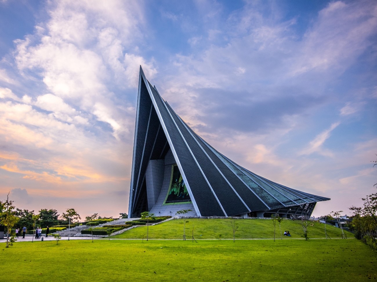 The photo shows Prince Mahidol Hall on the lush campus of Mahidol University in Thailand.