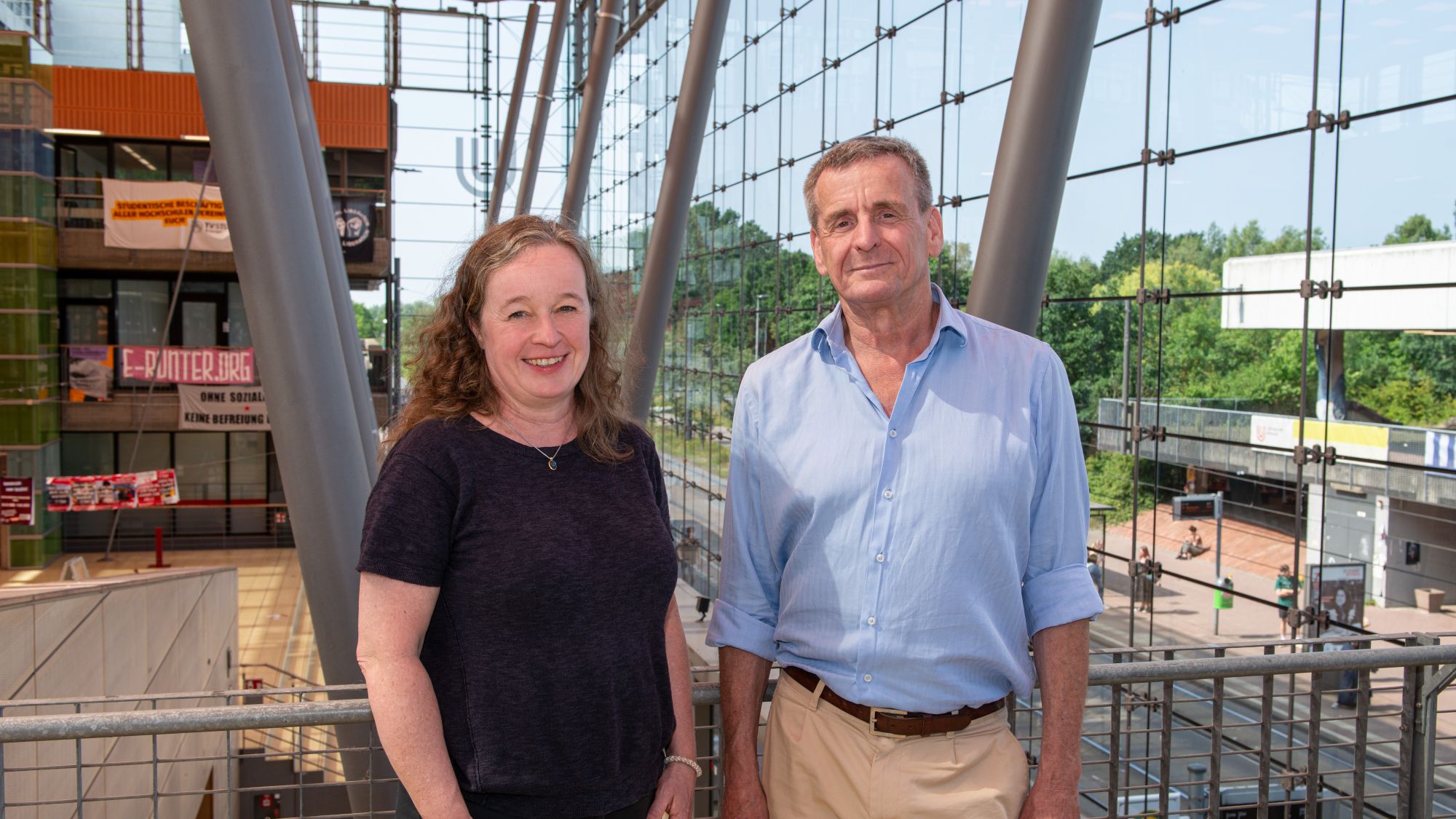 Professorin Gesine Mollenhauer und Professor Klaus Schlichte stehen in der Glashalle der Universität Bremen.