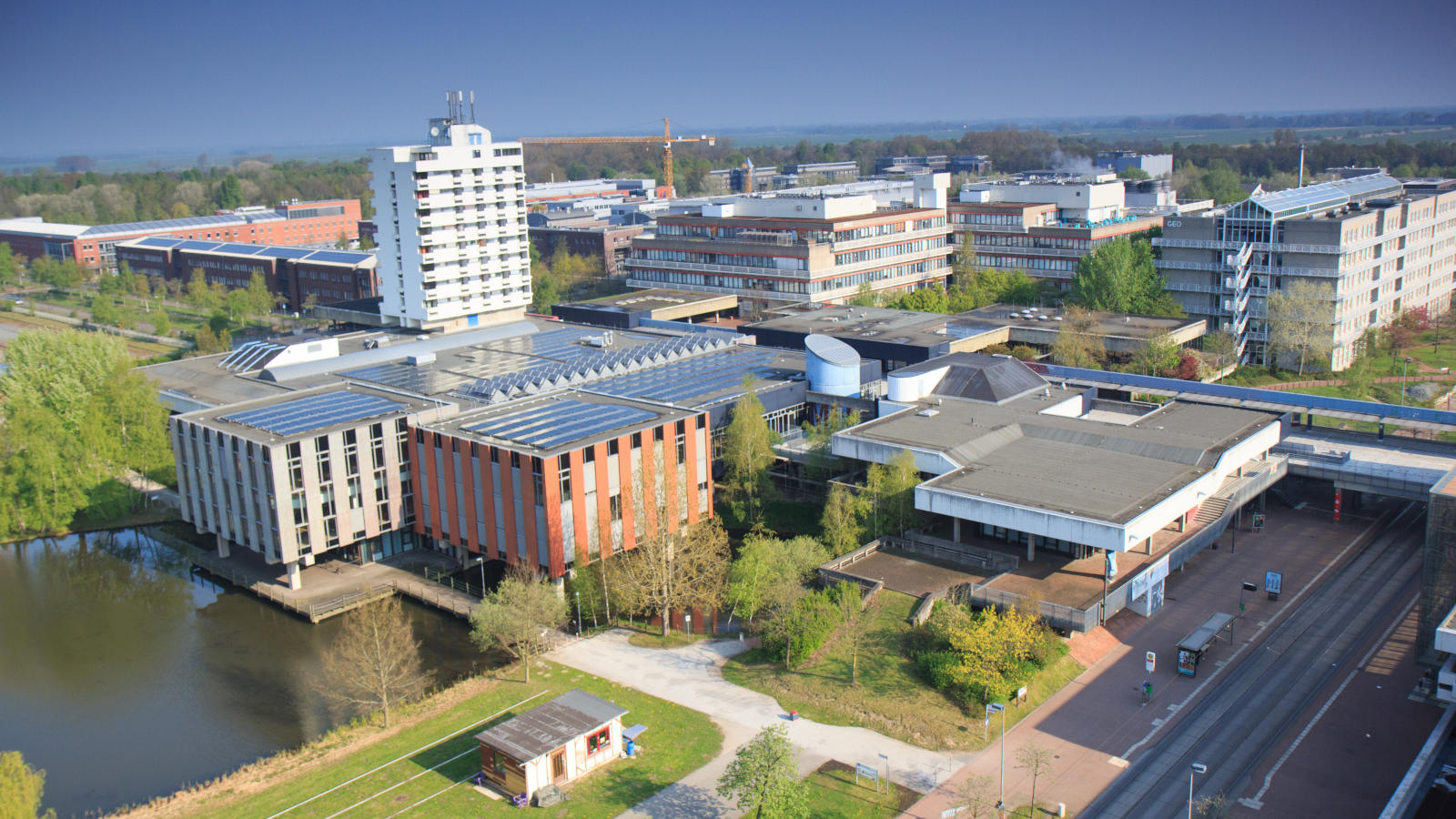 Blick auf den grünen Campus der Uni Bremen und das Solardach der Mensa