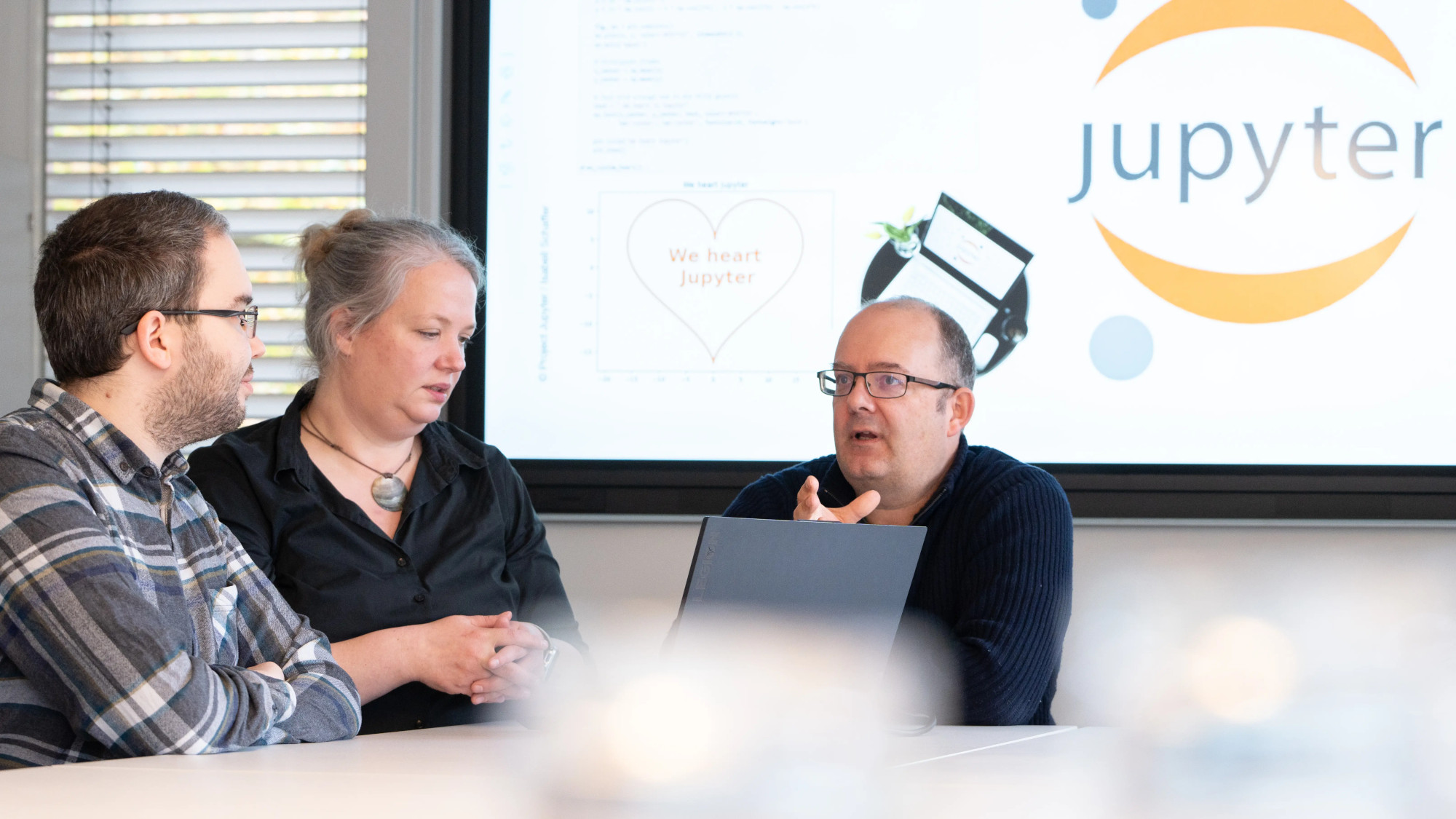 Isabell Schaffer, Marcel Meissner and Heiko Pälike sit at a table and talk