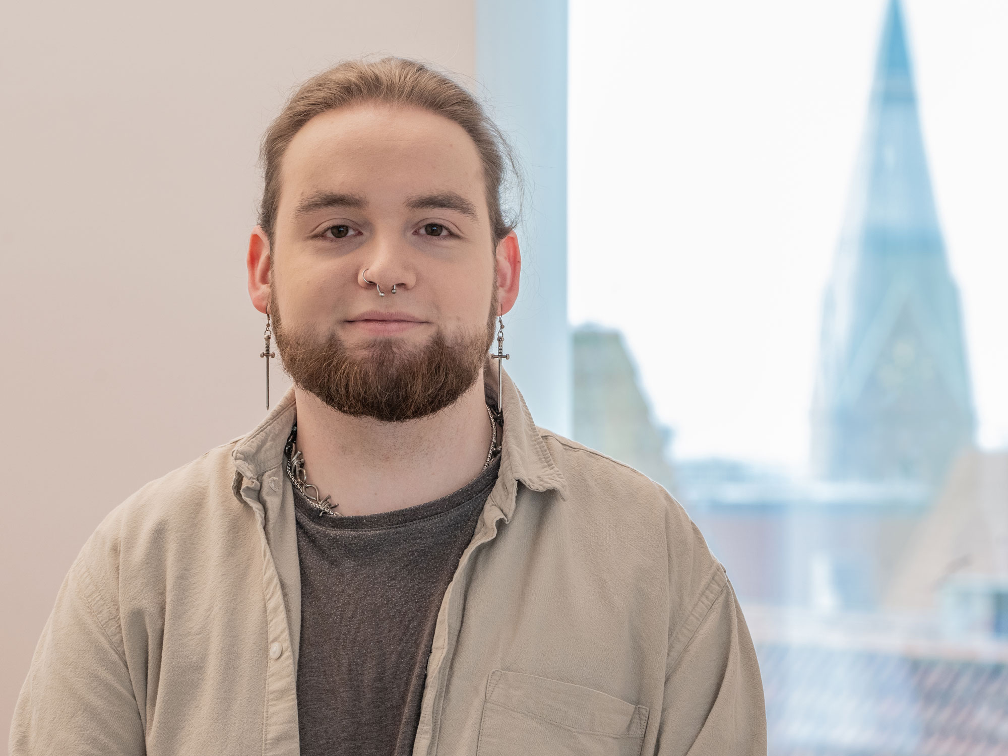 Student Nils Kaufholz posiert in der Uni-Mensa für ein Foto.