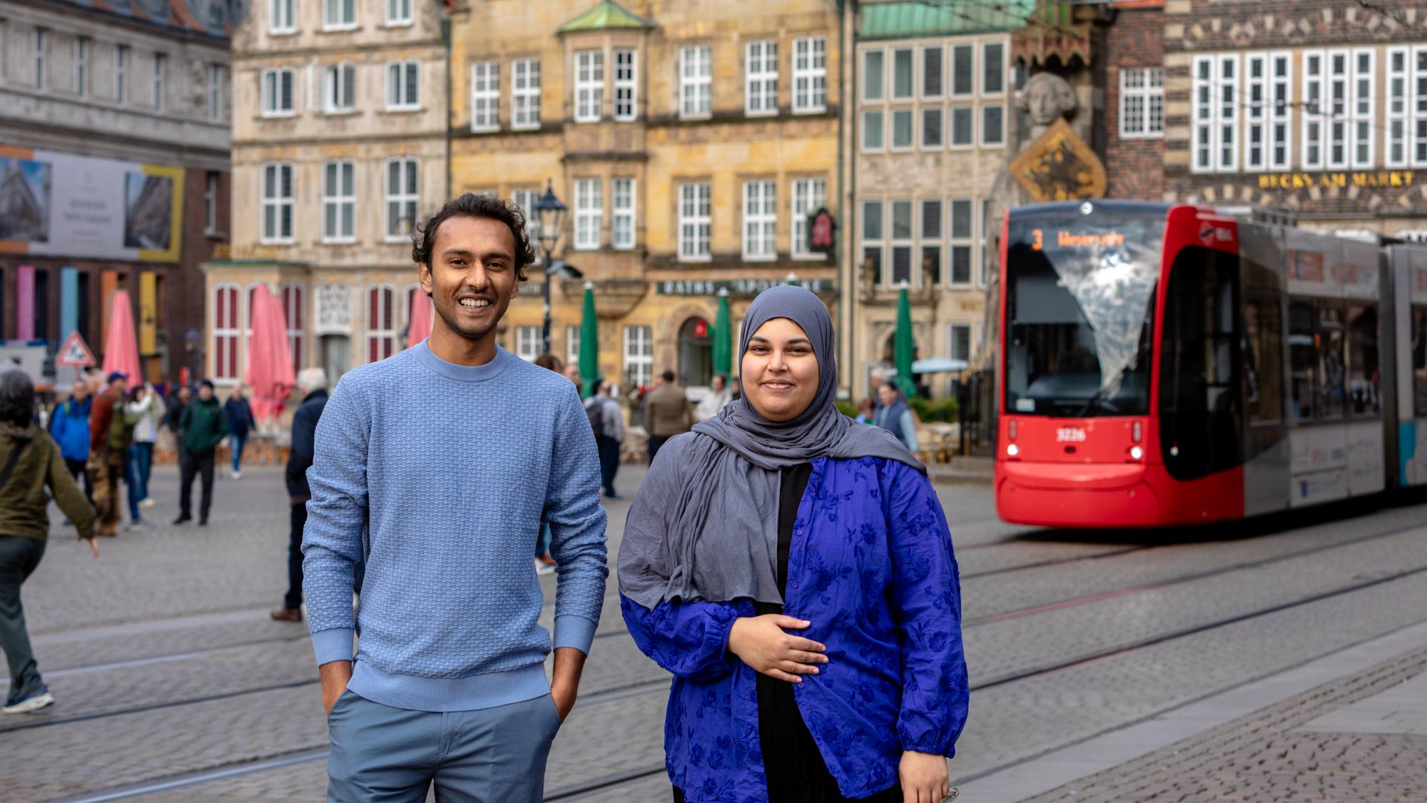 Ein Mann und eine Frau stehen in der Bremer Innenstadt.