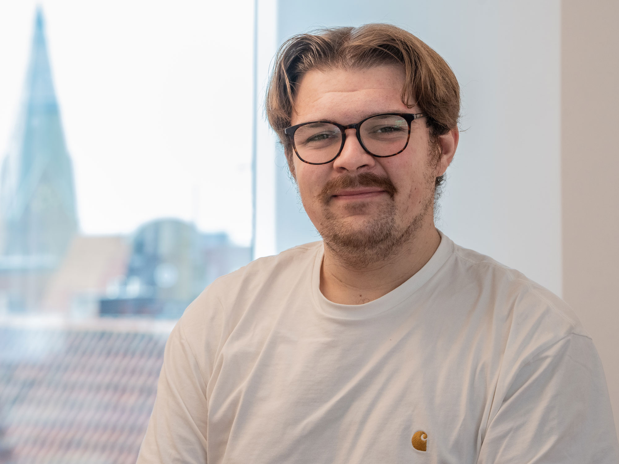 Student Vincent Wagener posiert in der Uni-Mensa für ein Foto.