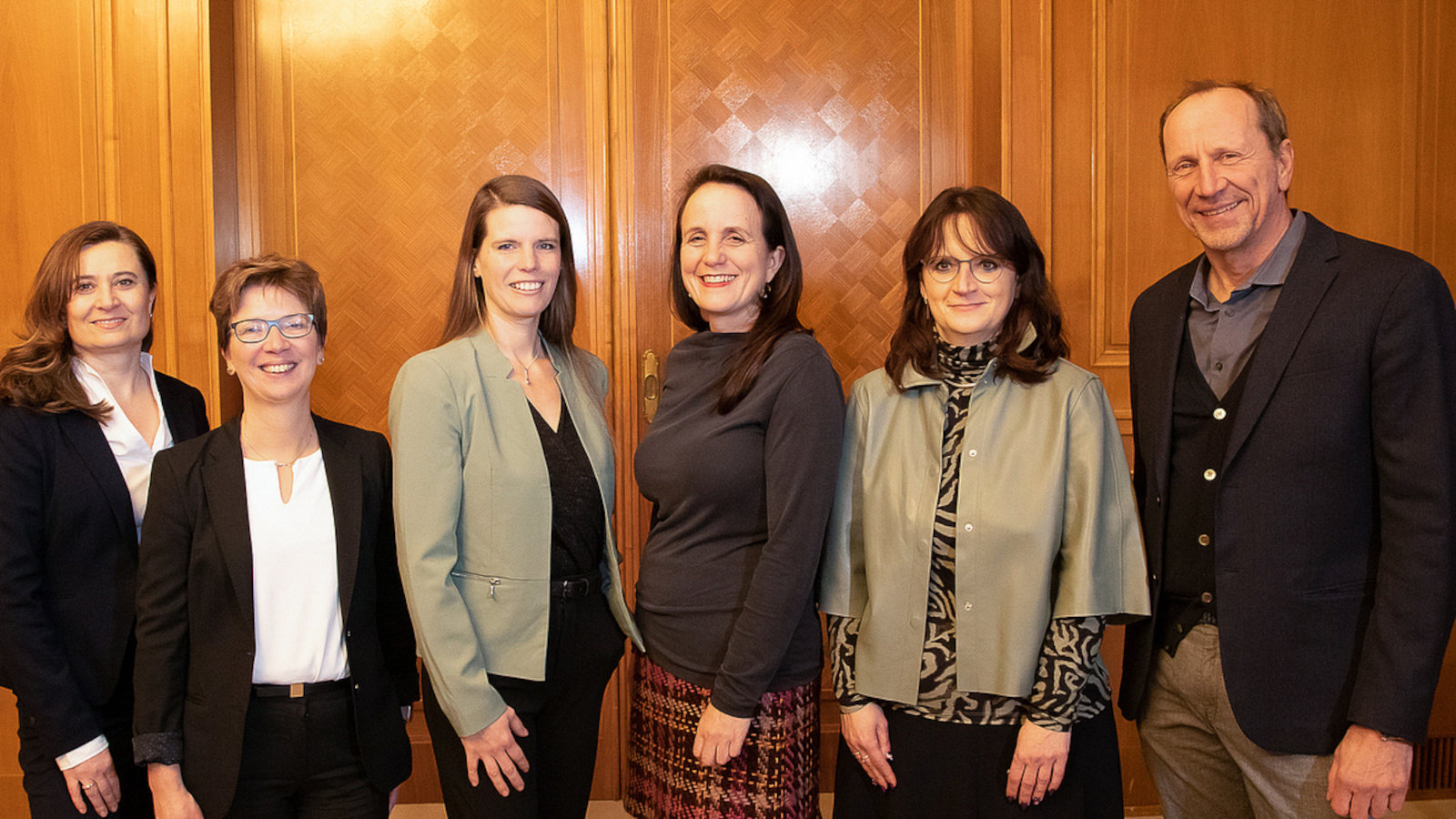 from left: Kerstin Hainle (vice chairwoman of unifreunde), Claudia Schilling (Senator for Science and Ports), Ann-Kathrin Rohde, Sabine Doff, Maren Petersen (vice principal), Carl Berninghausen (Berninghausen Foundation).