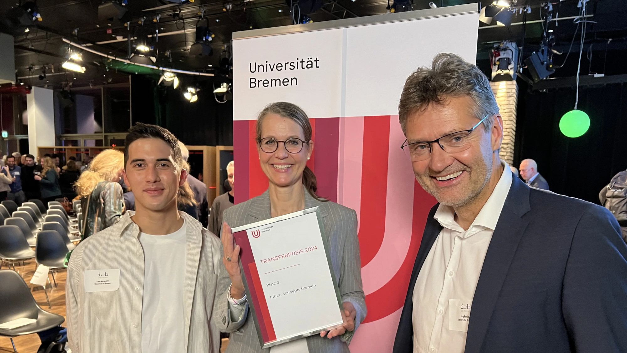 Leon Marquardt, Silke Melzer-Counen, Jörg Freiling bei der Verleihung des Transferpreises 2024 (v.l.n.r.)