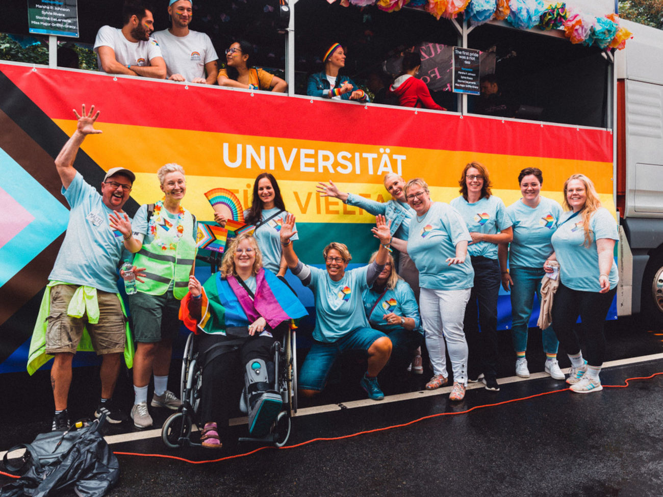 Members of the university pose in front of a university float at CSD 2023 in Bremen