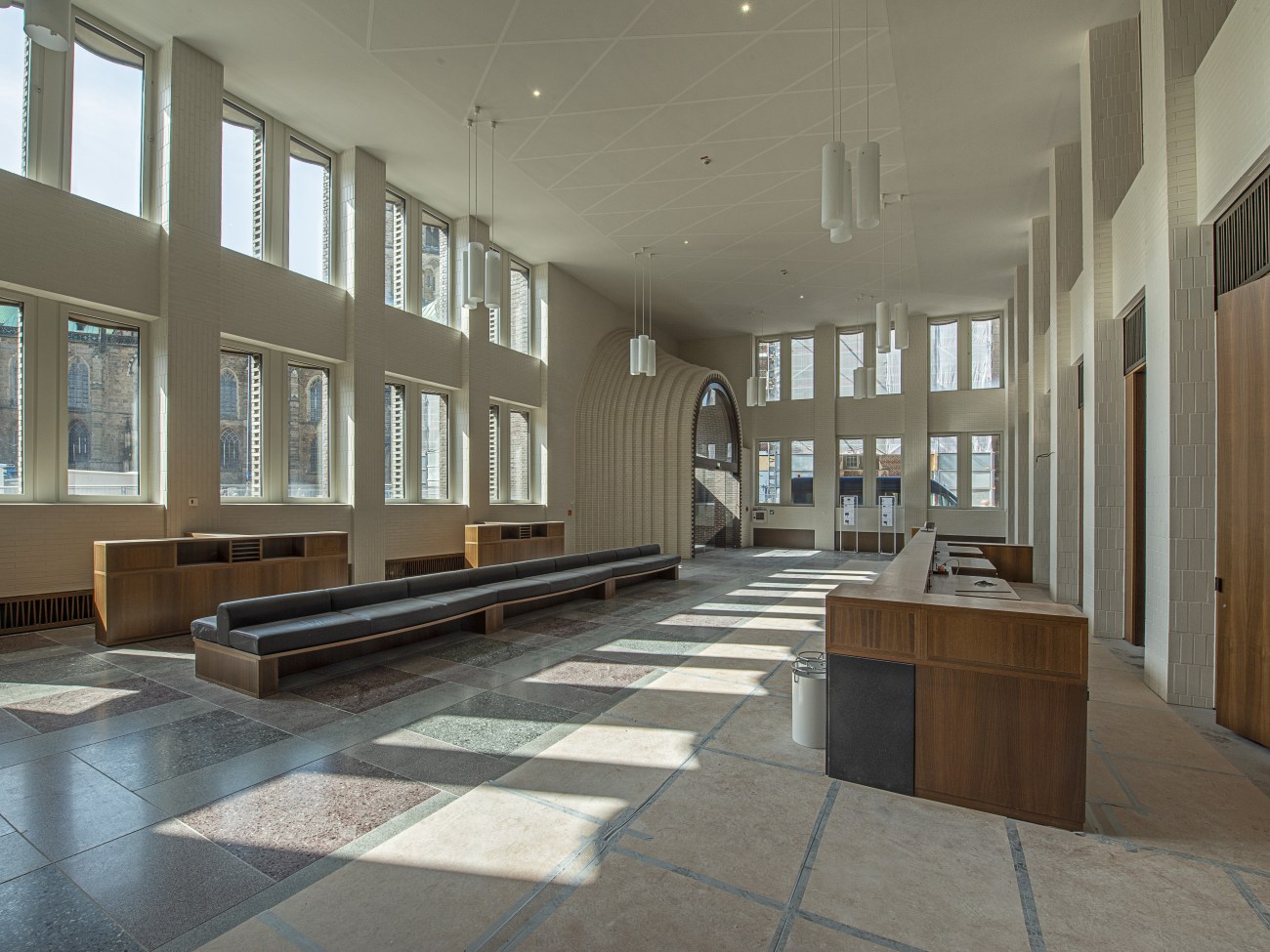 Looking into the cash desk hall towards the main entrance in the Forum am Domshof building.