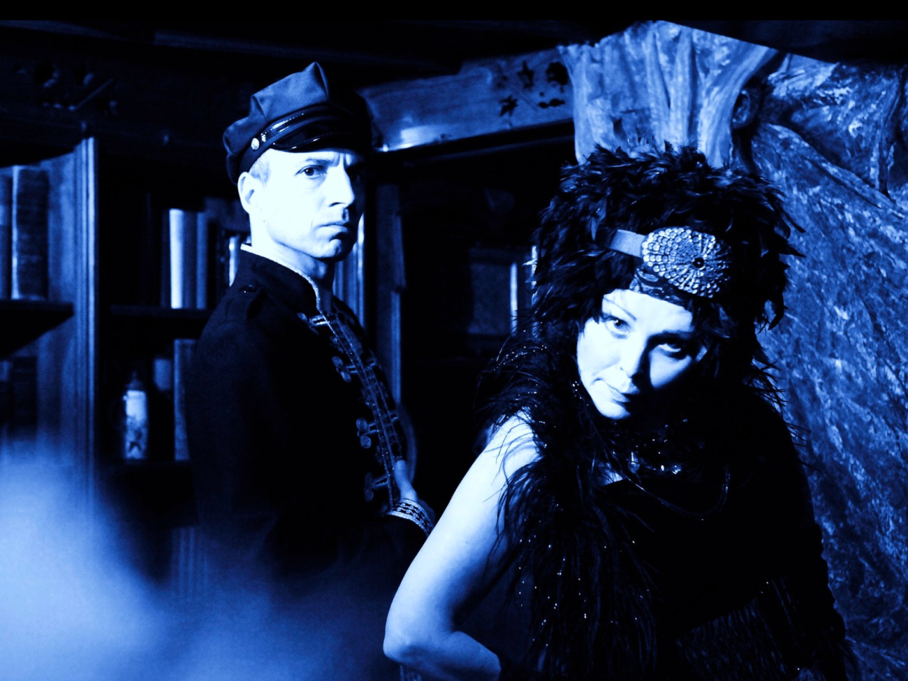 The two actors from the Literaturkeller, Benedikt Vermeer and Gala Z, can be seen in a blue light and in costumes.