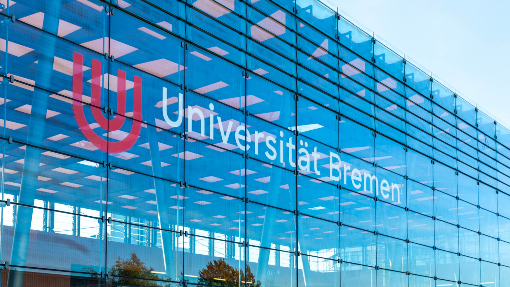 Glashalle mit dem Logo und Schriftzug der Universität Bremen
