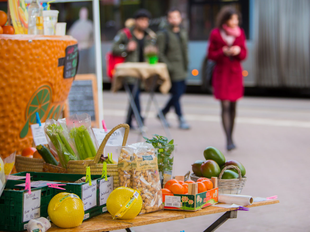 Ein kleiner Stand auf dem Wochenmarkt mit frischem Obst und Gemüse an der Universität Bremen
