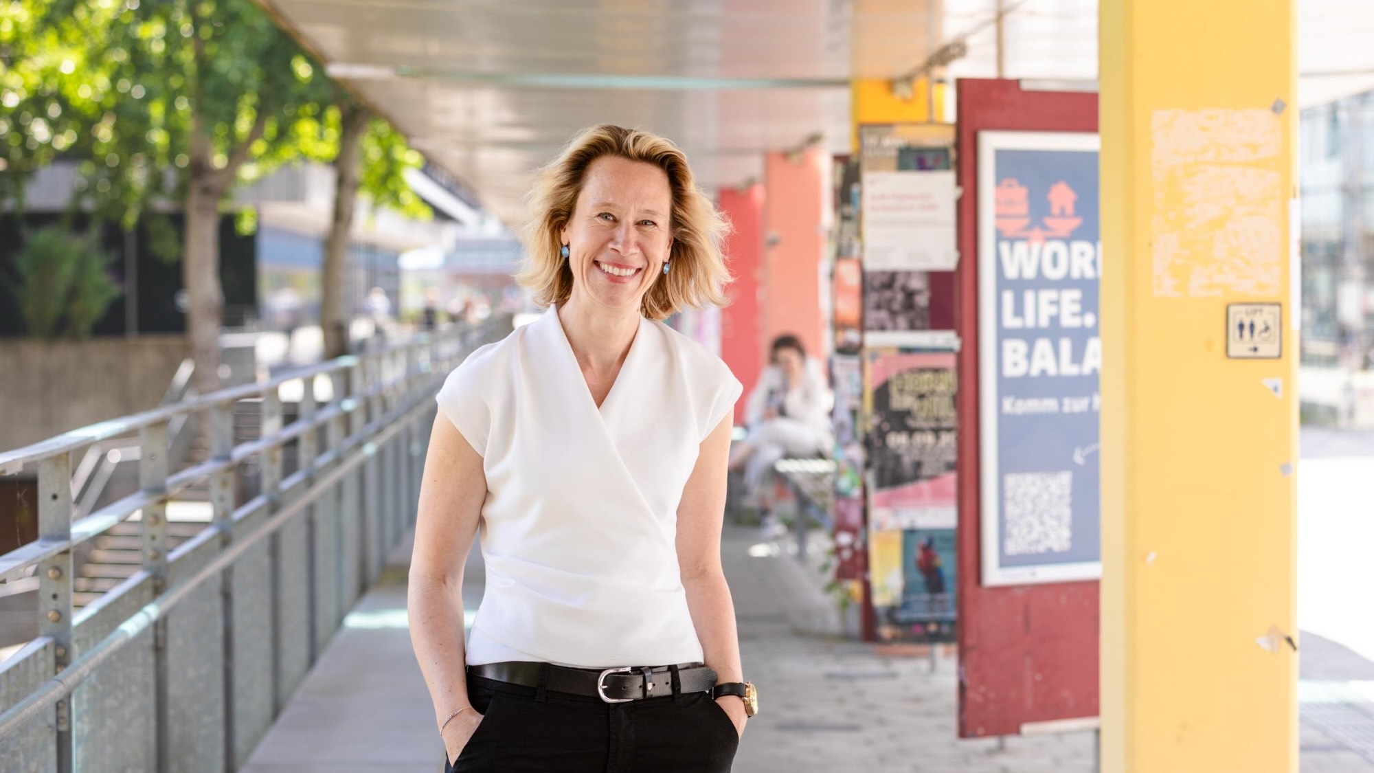 Foto von Karen Struve, die in die Kamera lächelt.