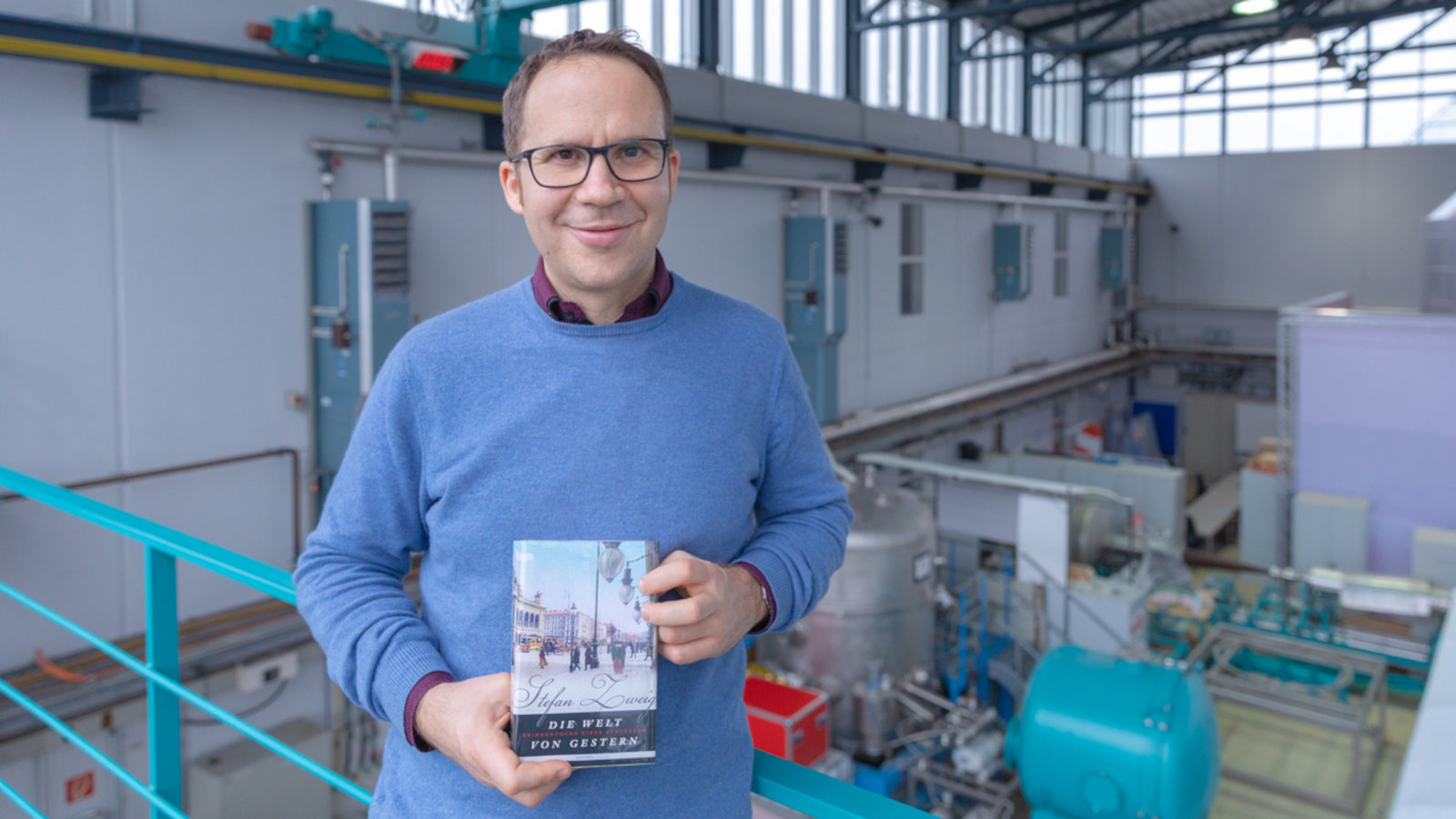 Prof. Dr. Marc Avila präsentiert ein Buch