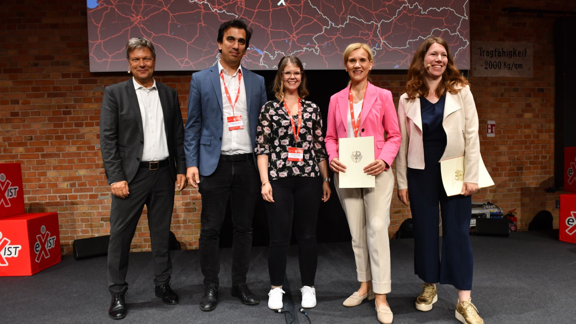 German Minister of Economic Affairs Robert Habeck, Dr. Daniel Otero Baguer (aisencia GmbH), Franziska Gloeden (University of Oldenburg), President Jutta Günther (University of Bremen), and Anna Christmann (from left to right) are standing together on a stage.